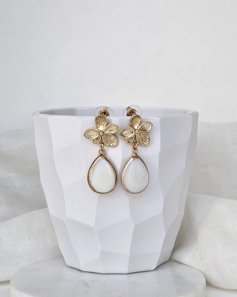 Aros de flor con concha perla de agua dulce