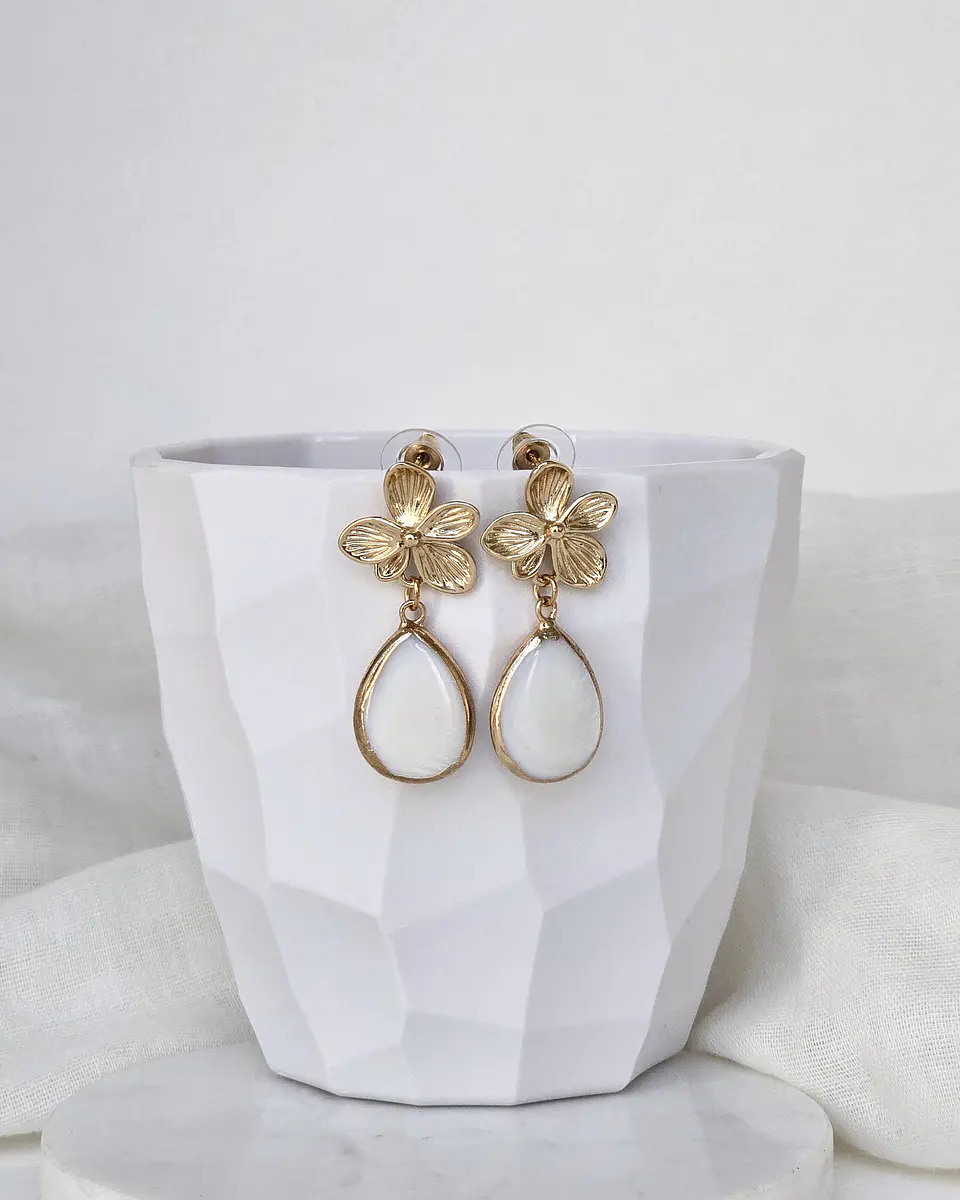 Aros de flor con concha perla de agua dulce 1