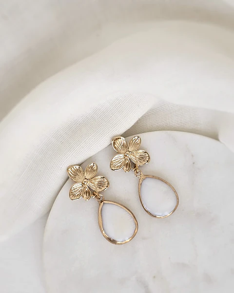 Aros de flor con concha perla de agua dulce