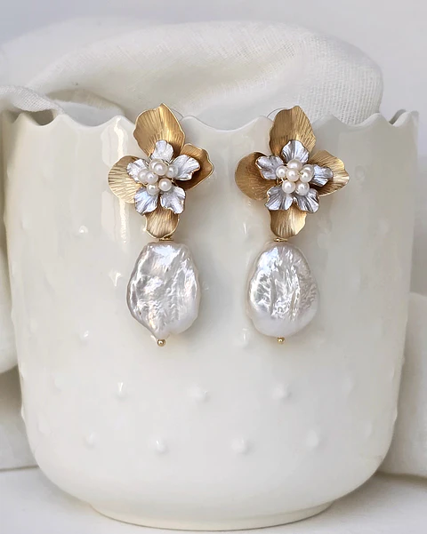 Aros flor bordados con perla barroca