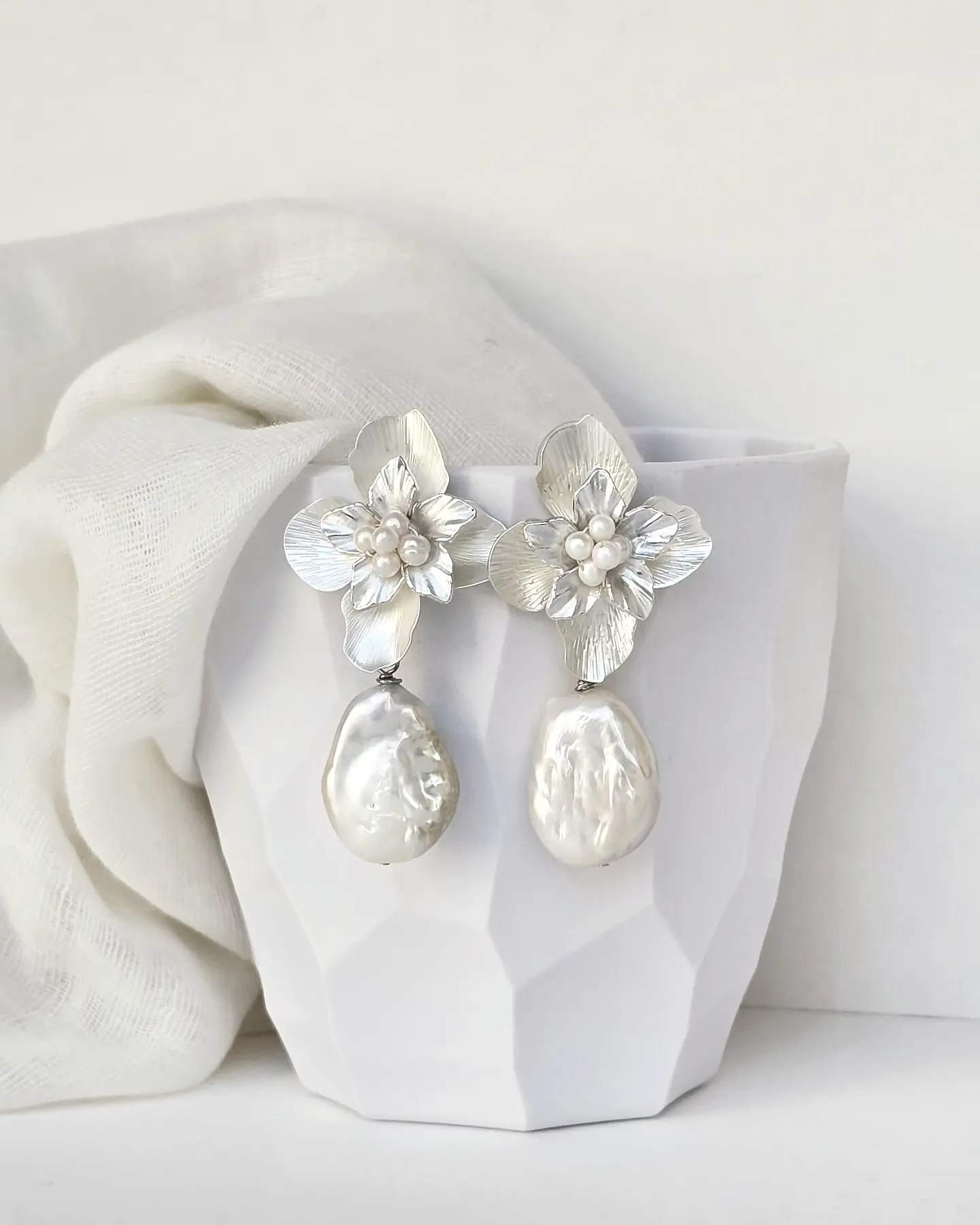Aros flor bordado de perlas y perla barroca plana 5