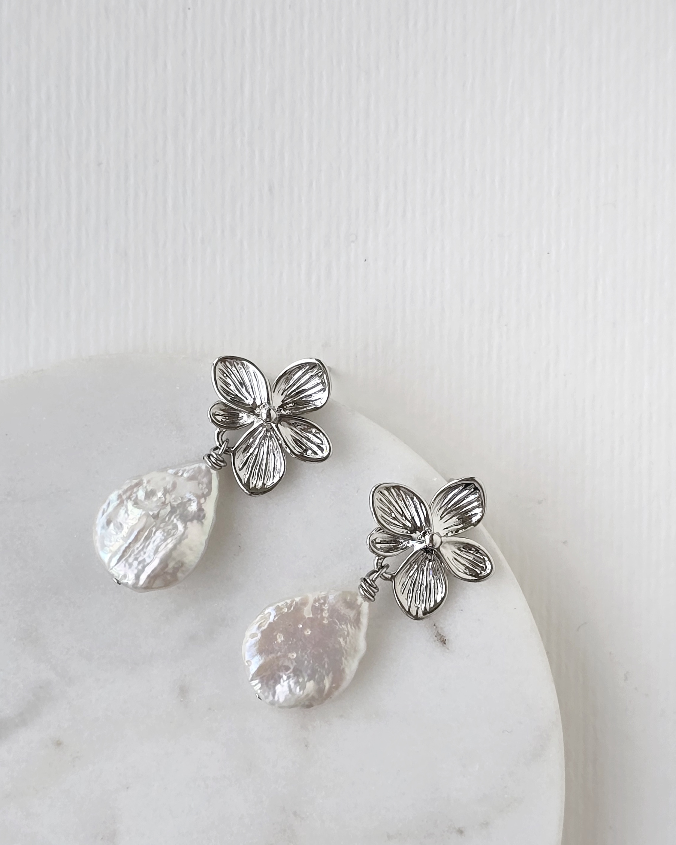 Aros flor perla barroca plana