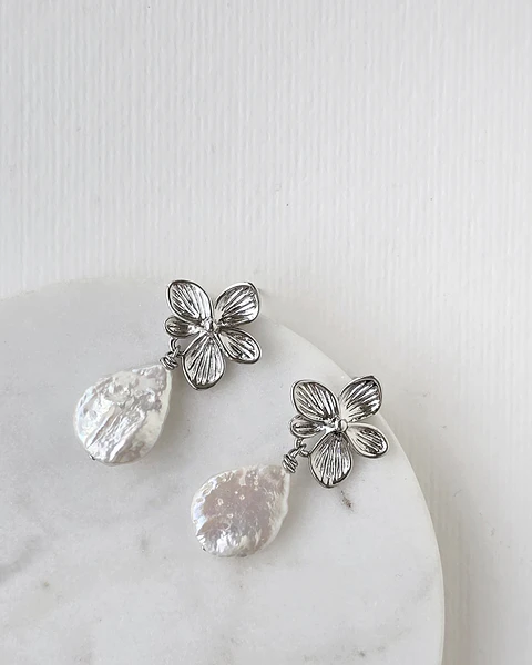 Aros flor perla barroca plana