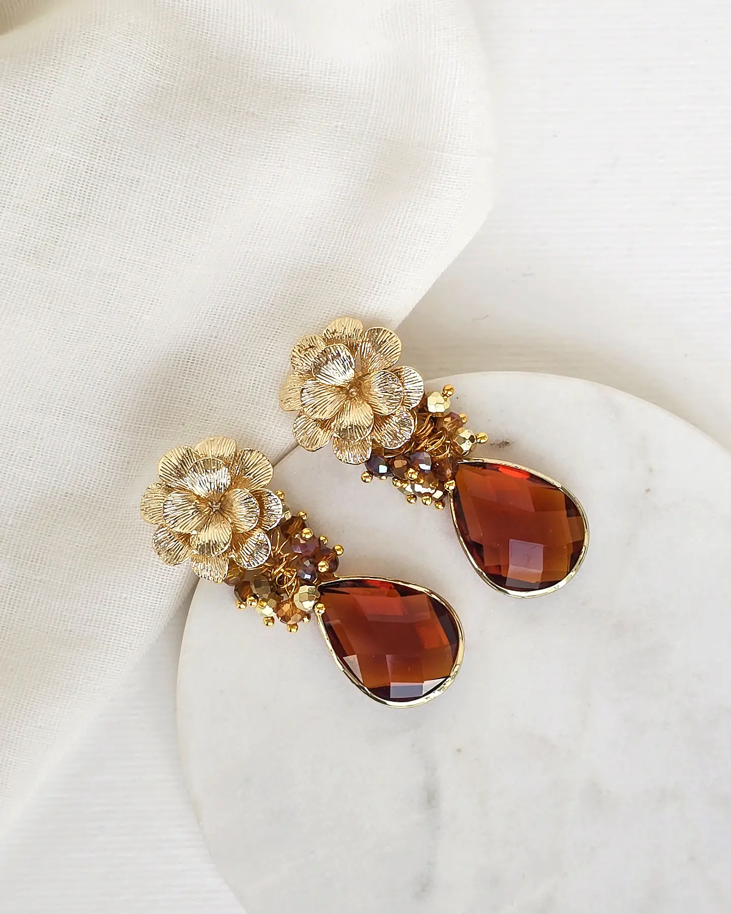Aros flor con cristal café y racimo 1