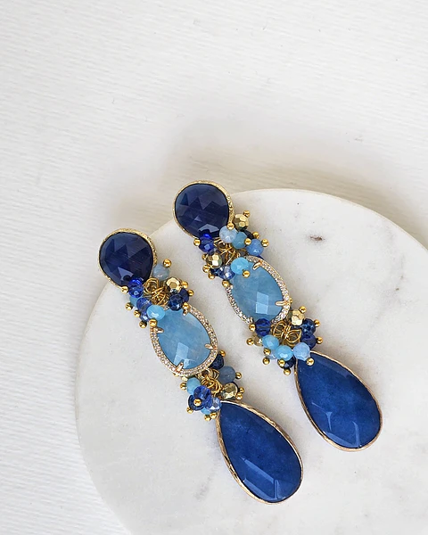 Aros largos de piedra azul y celeste con racimo