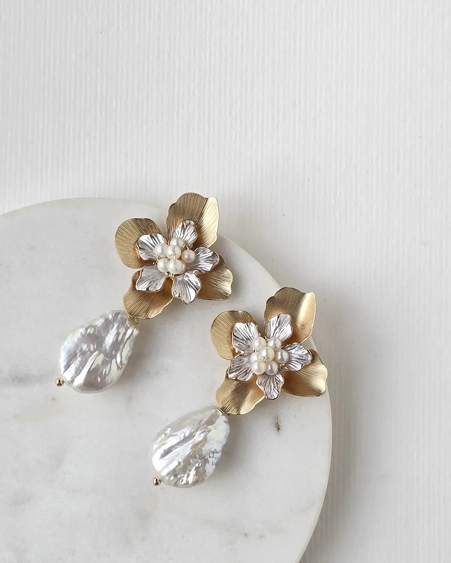 Aros flor bordados con perla barroca 5