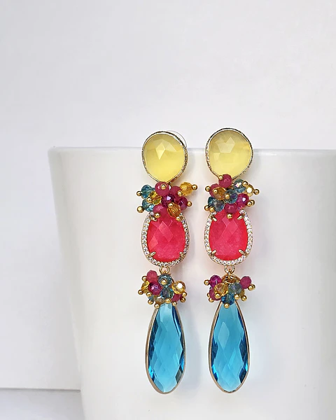 Aros amarillo, fucsia y calipso con racimo