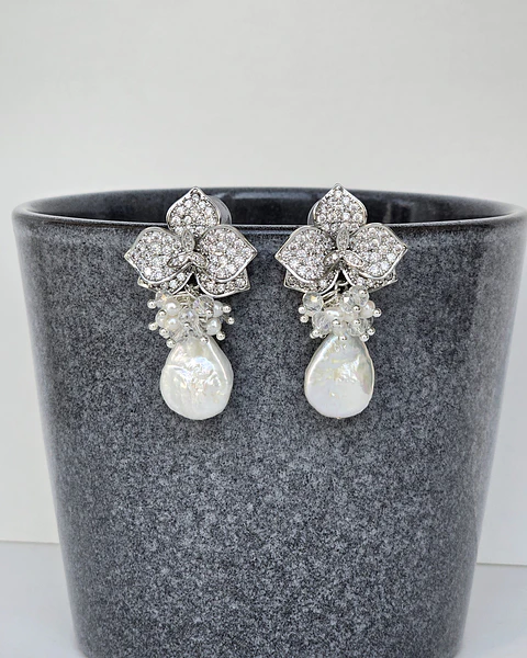 Aros de orquídea con micro circonitas perla barroca y racimo
