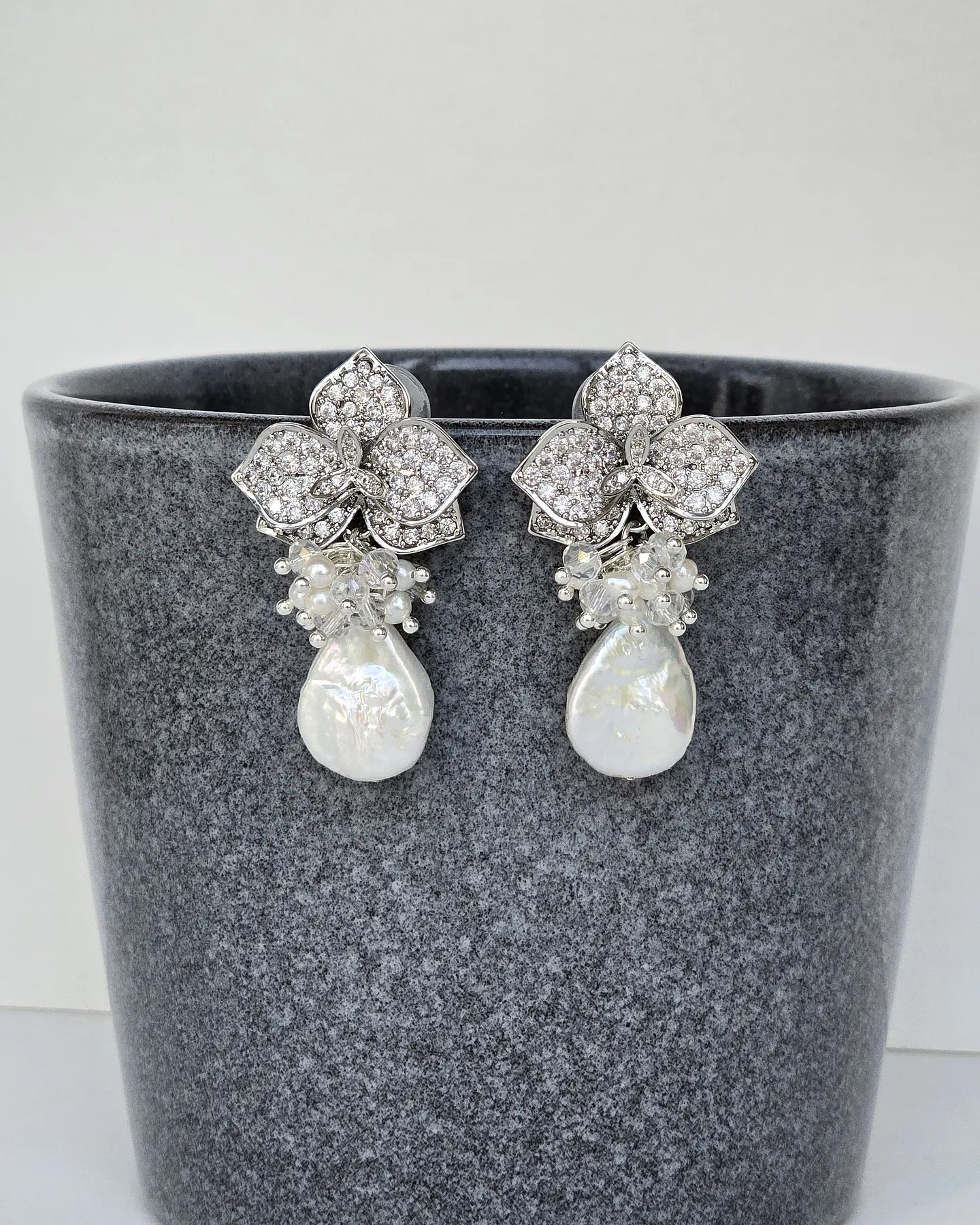 Aros de orquídea con micro circonitas perla barroca y racimo 1