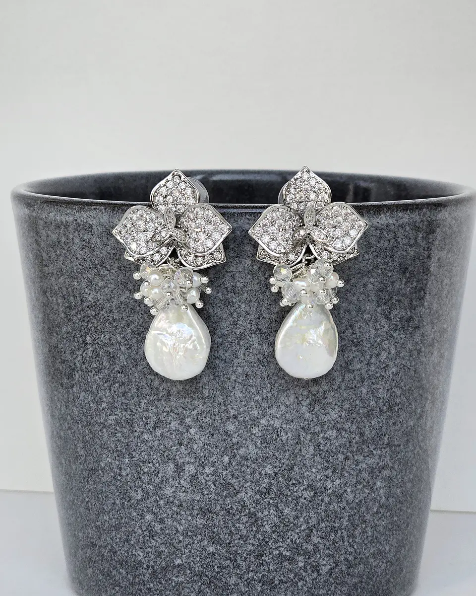 Aros de orquídea con micro circonitas perla barroca y racimo 1