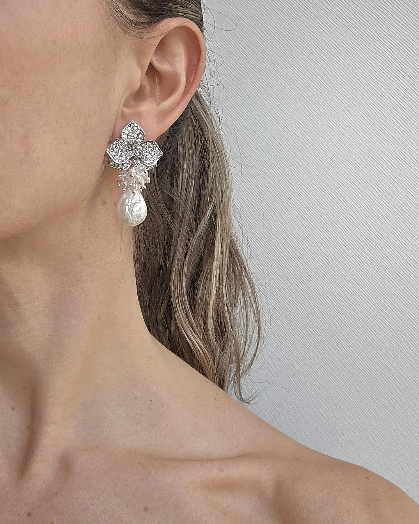 Aros de orquídea con micro circonitas perla barroca y racimo 4