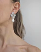 Aros de orquídea con micro circonitas perla barroca y racimo - Miniatura 4