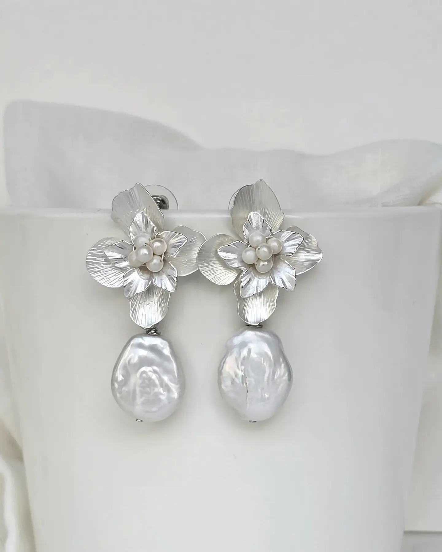 Aros flor bordado de perlas y perla barroca plana 6