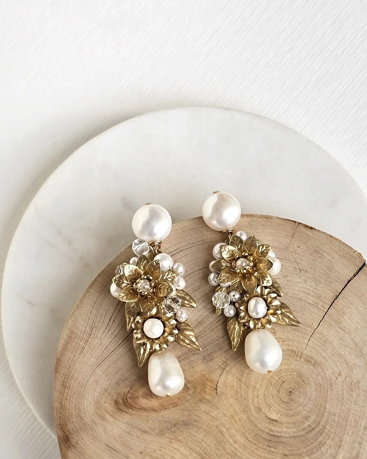 Aros bordados de perla con flores y hojas gold 2