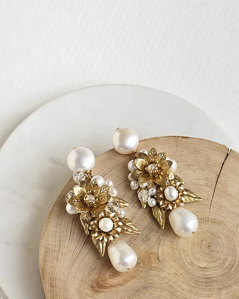 Aros bordados de perla con flores y hojas gold