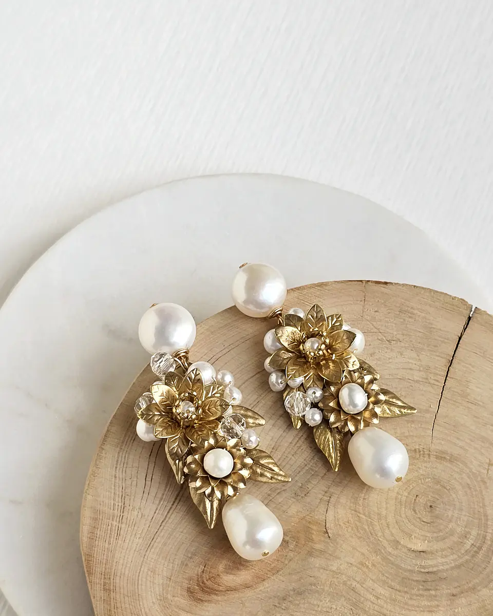 Aros bordados de perla con flores y hojas gold 1