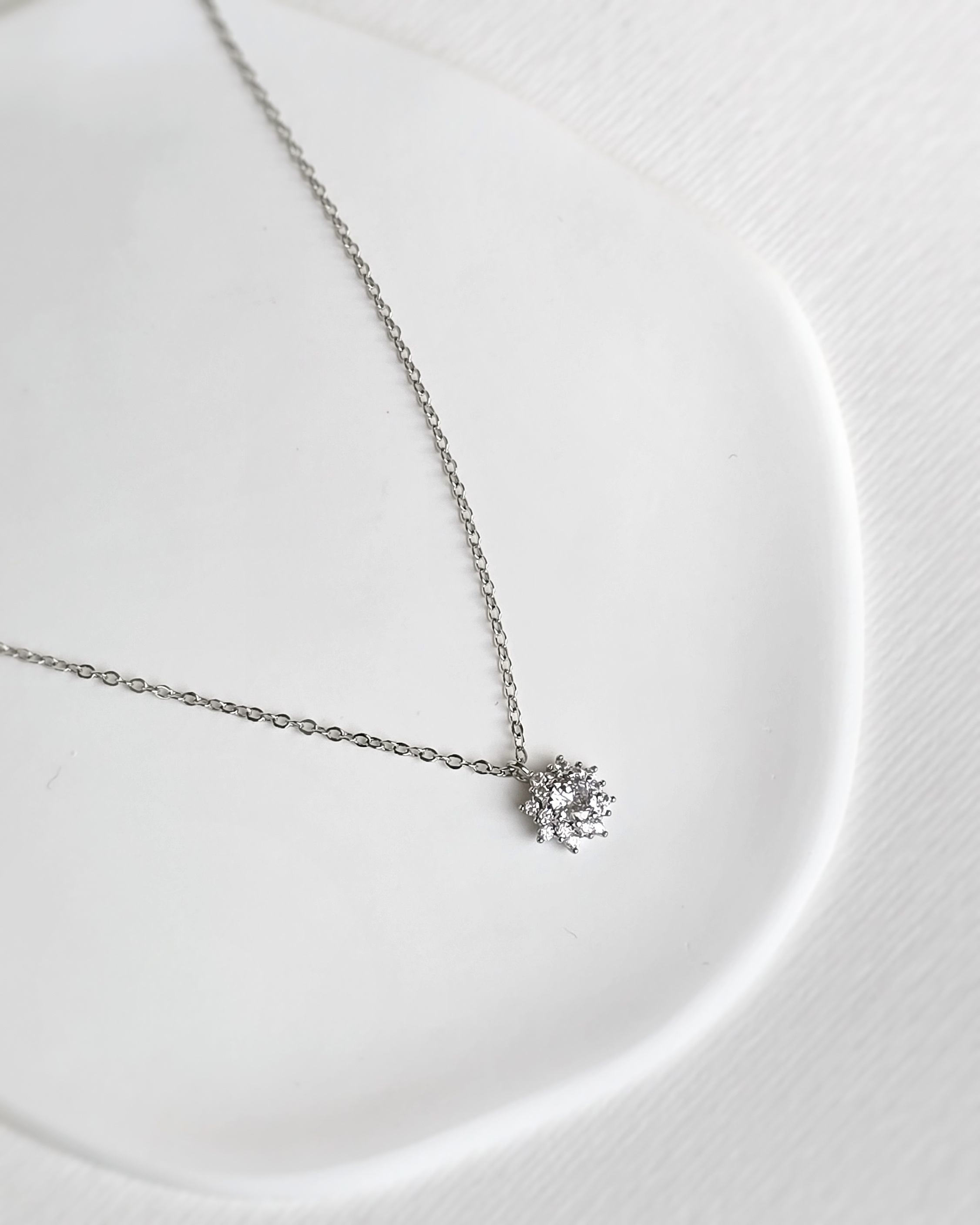 Collar punto de luz flor