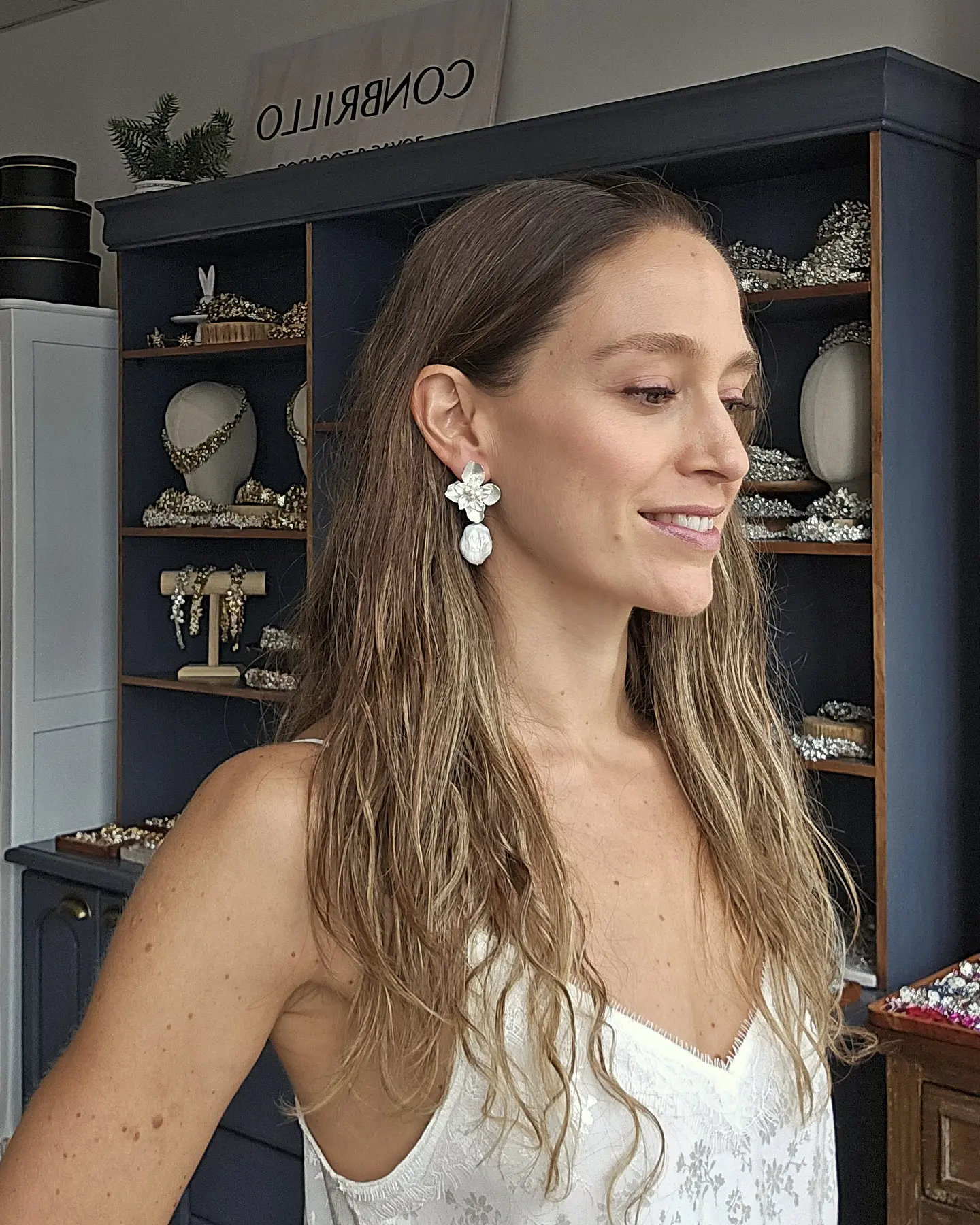 Aros flor bordado de perlas y perla barroca plana 8