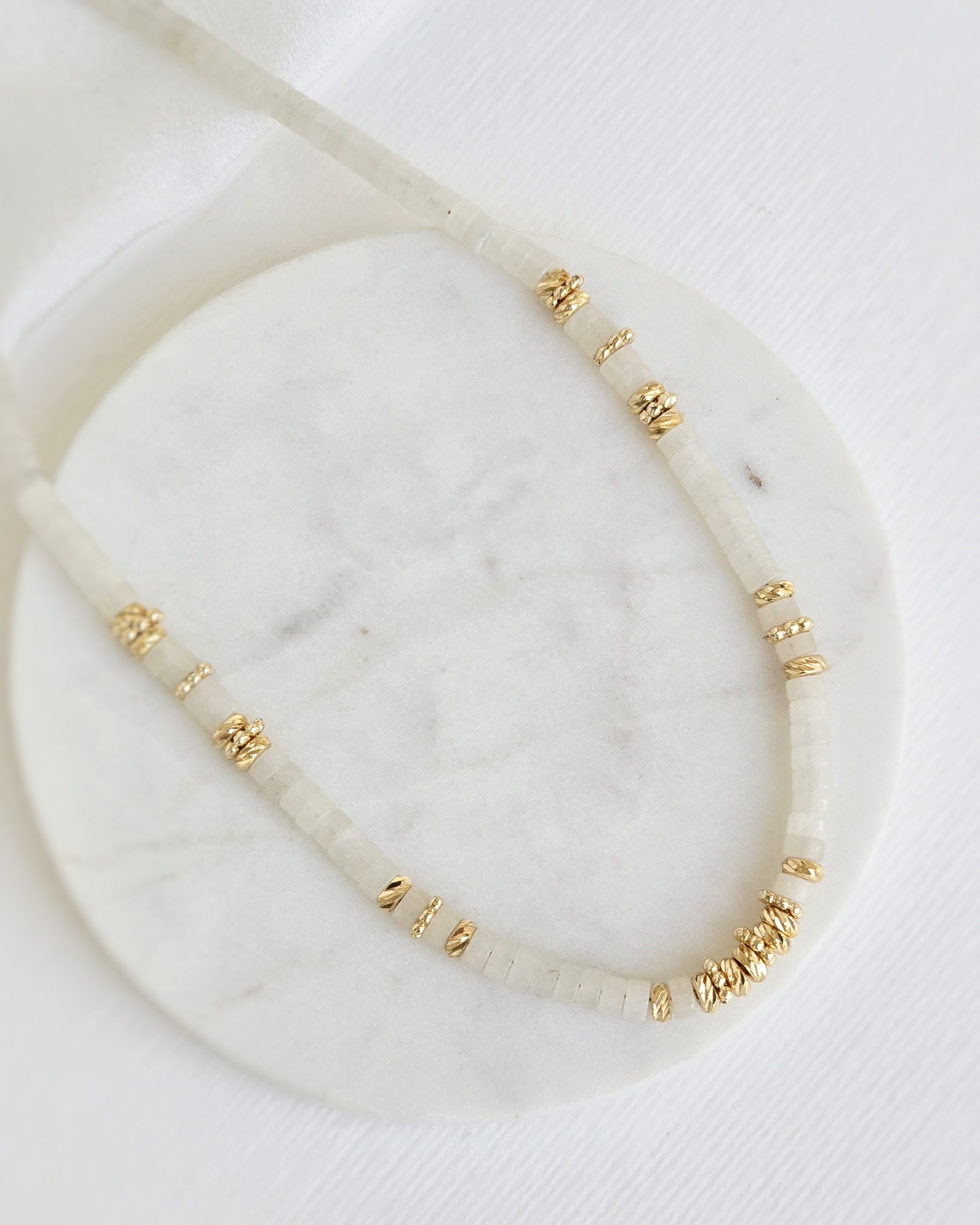 Collar Jade blanco con dorado