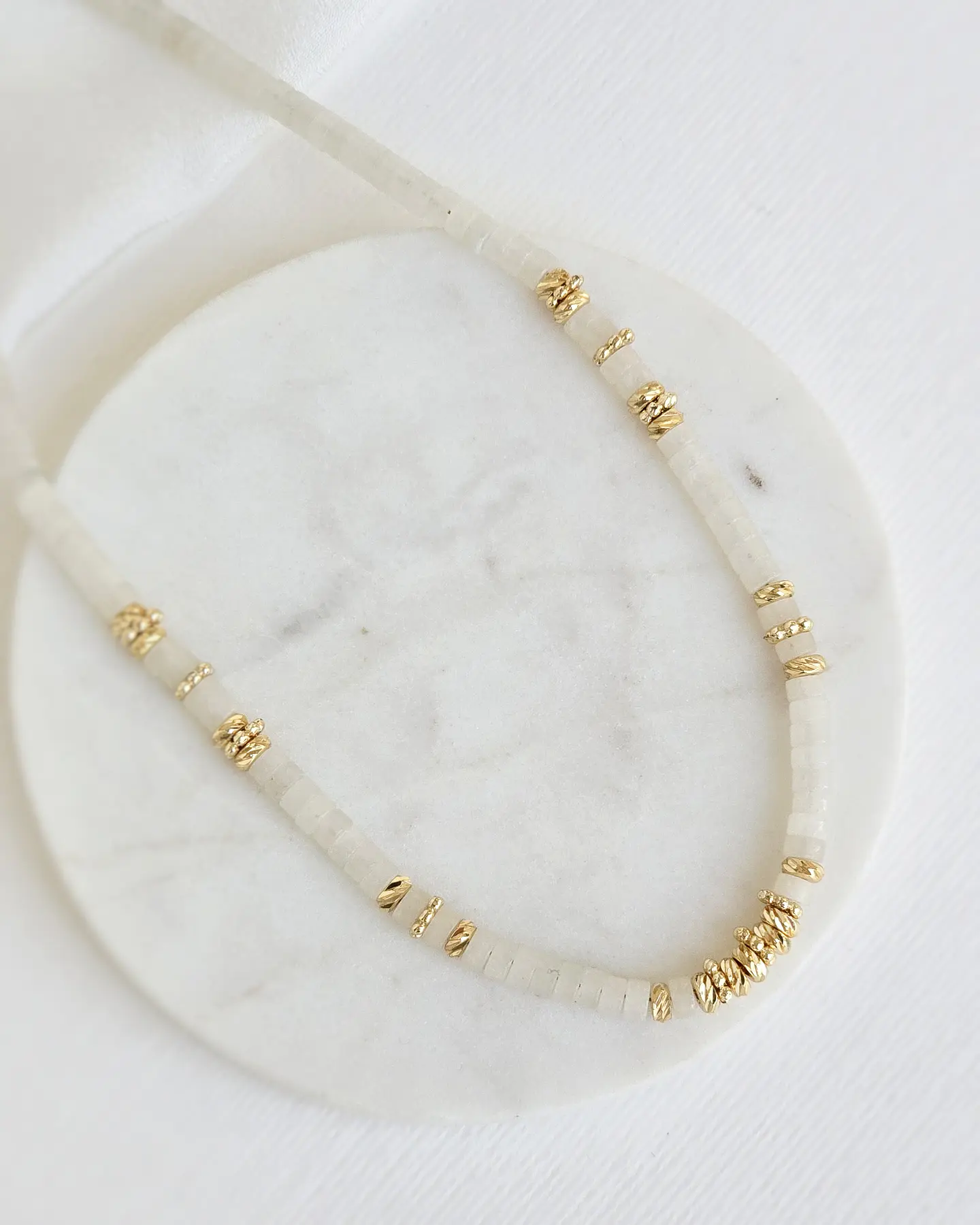 Collar Jade blanco con dorado 1