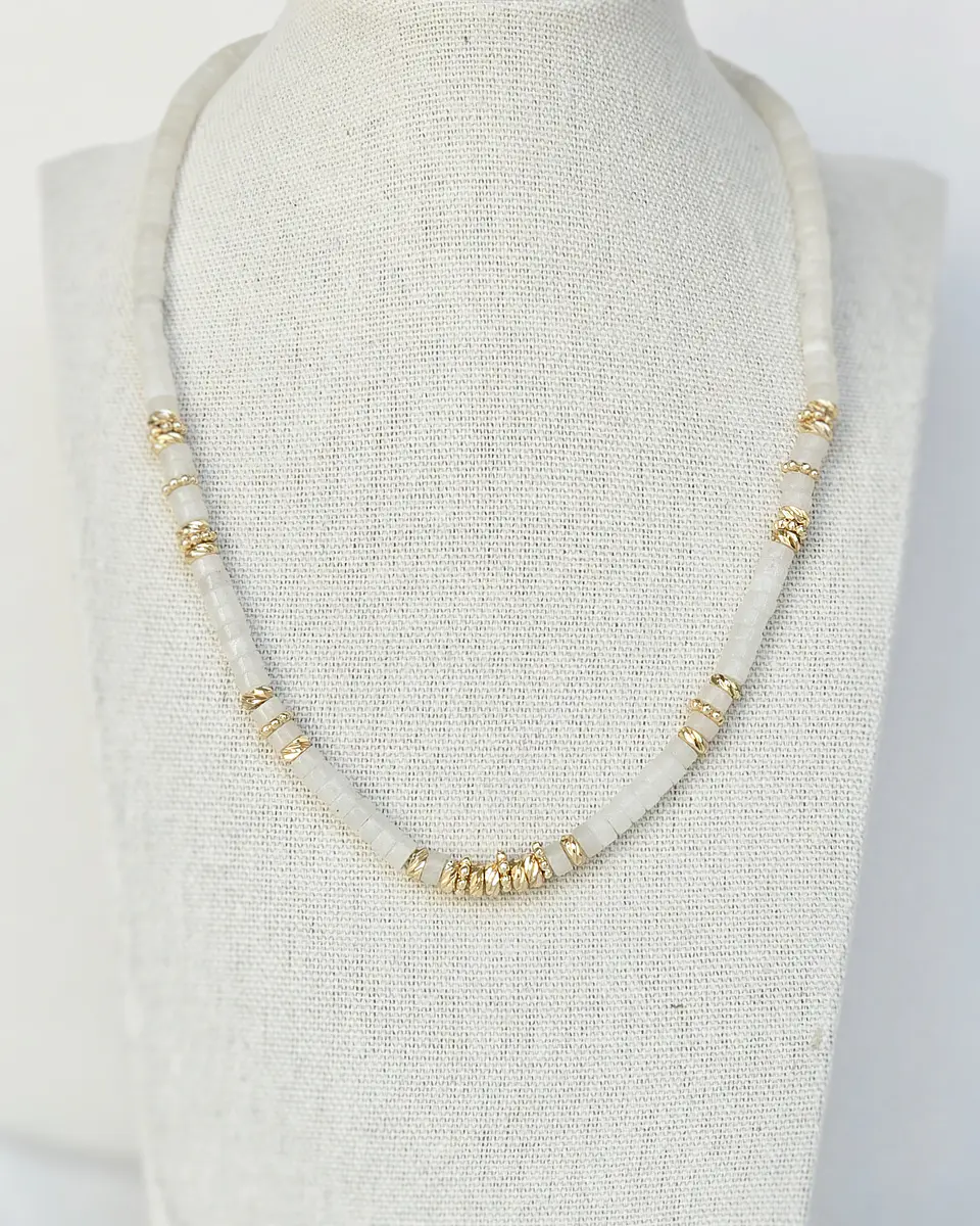 Collar Jade blanco con dorado 2