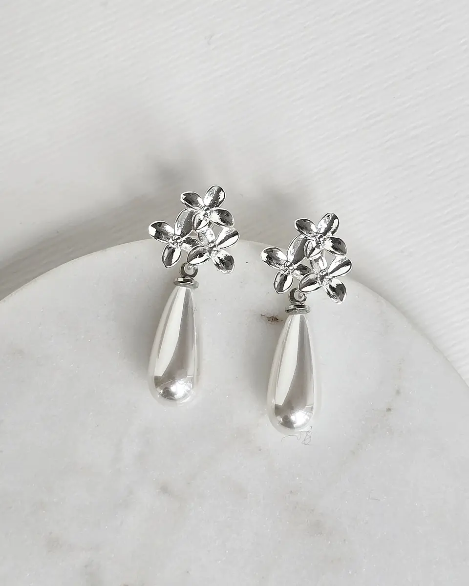 Aros tres flores con perla alargada 1