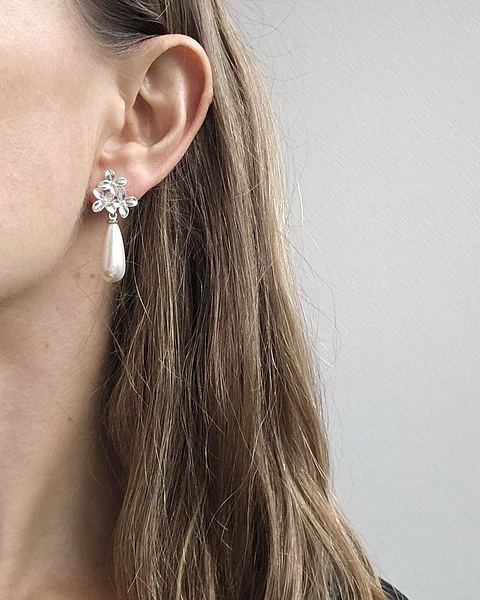 Aros tres flores con perla alargada