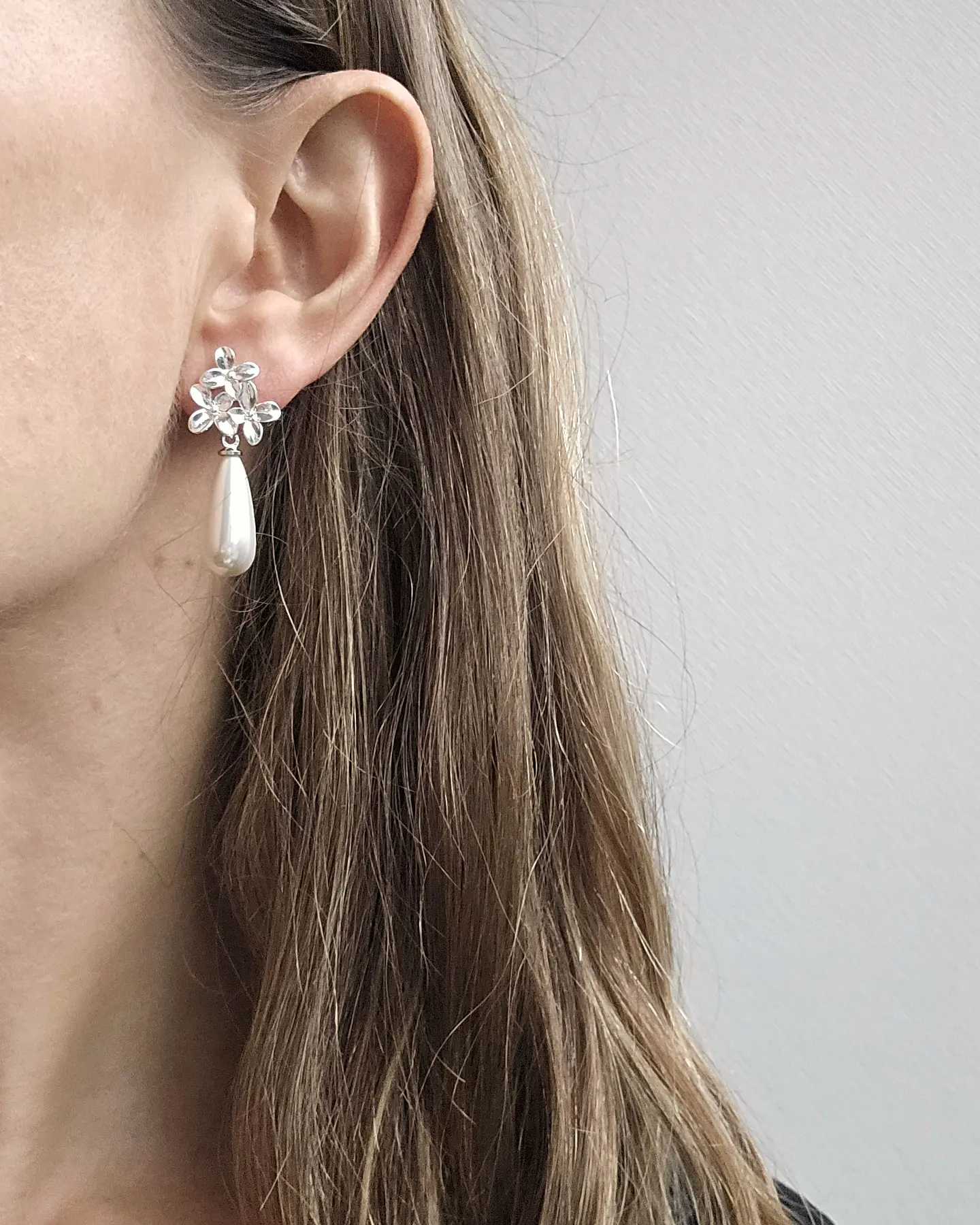 Aros tres flores con perla alargada 2