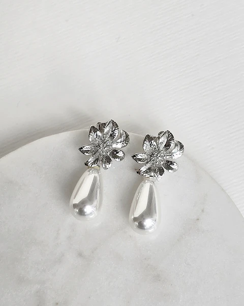 Aros flor con perla fantasía