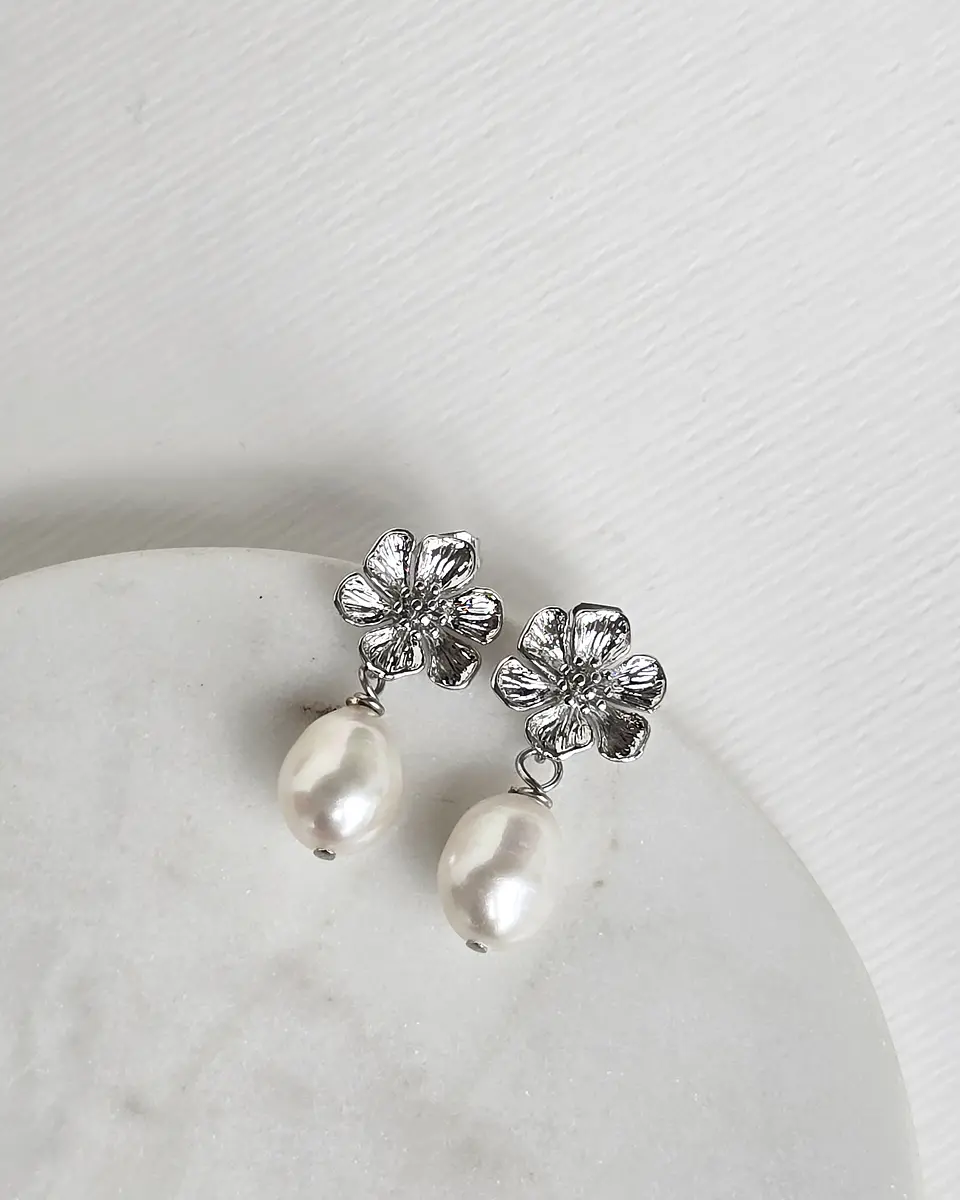 Aros flor con perla de río 1
