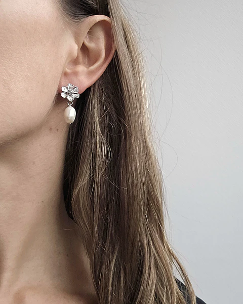 Aros flor con perla de río
