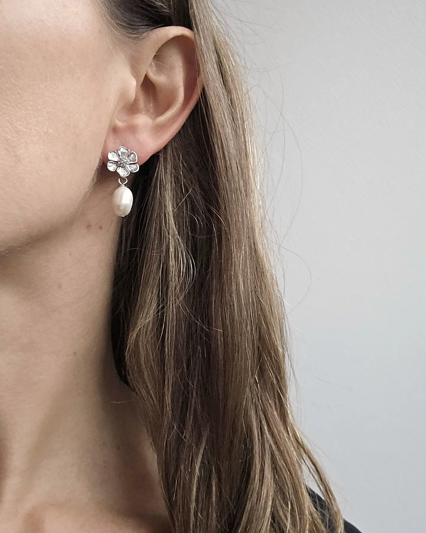 Aros flor con perla de río 2