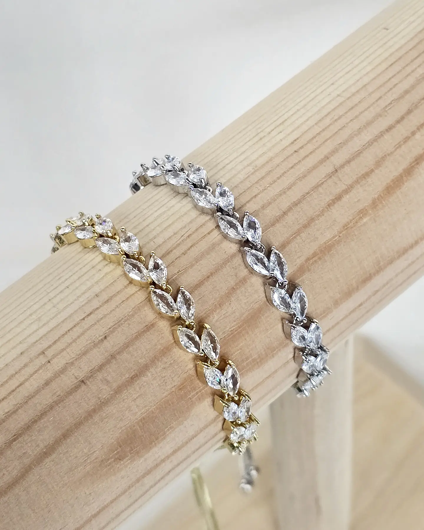 Pulsera hojas simples circonitas ajustable 1