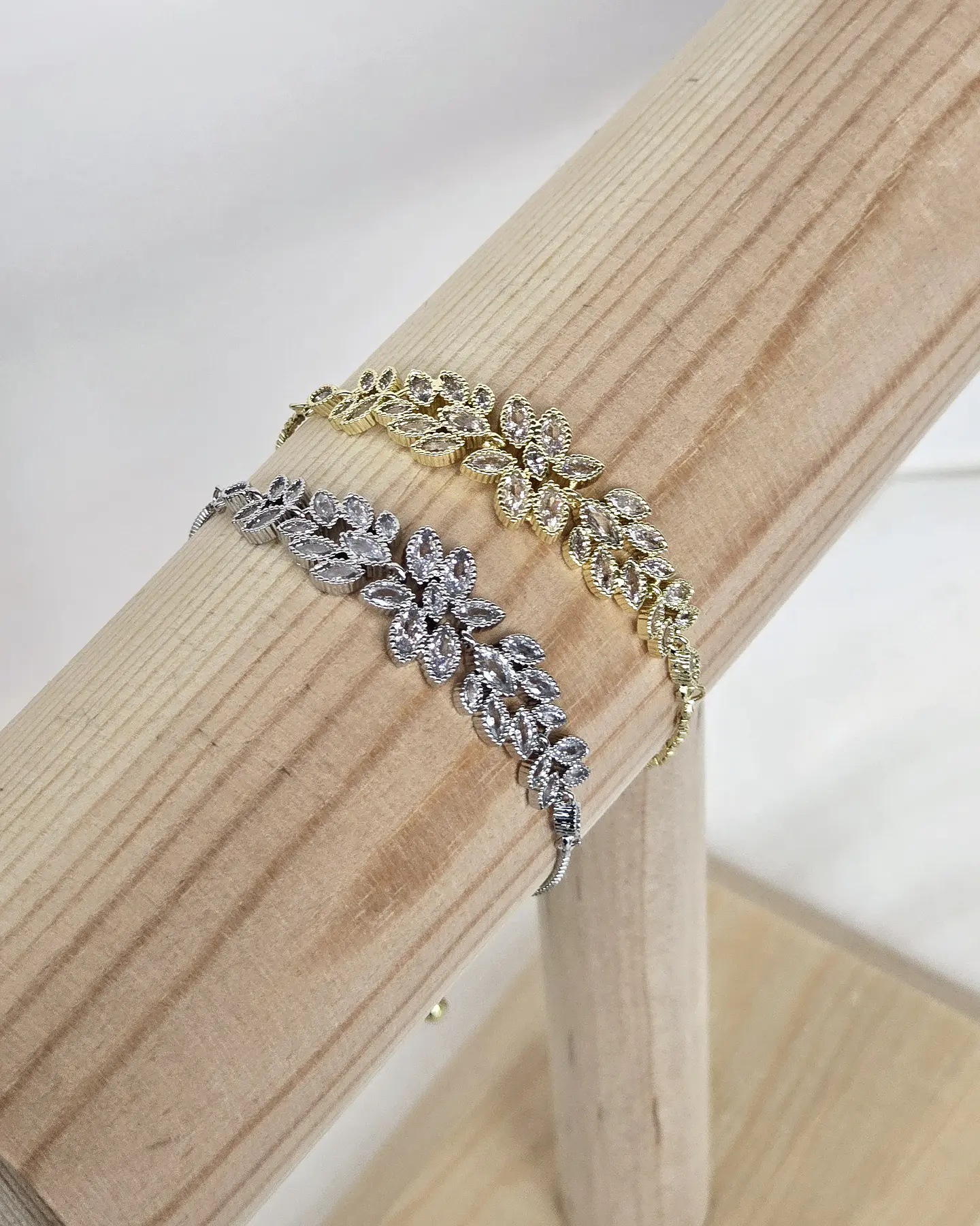 Pulsera circonitas hojas disparejas ajustable 1