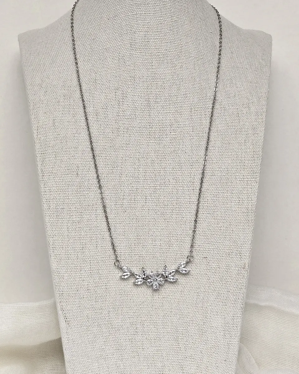 Collar flor y hojas con circonitas 3