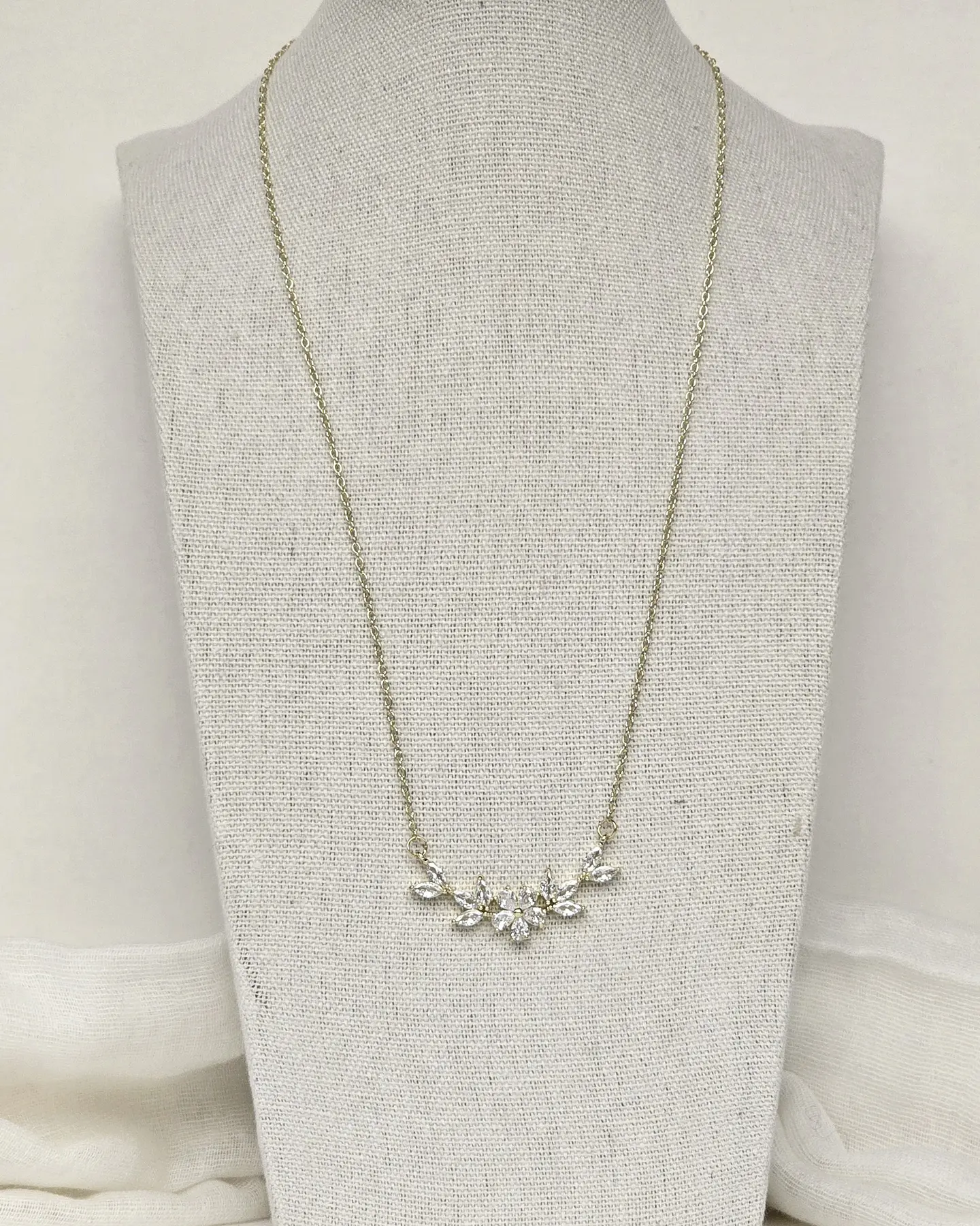 Collar flor y hojas con circonitas 4