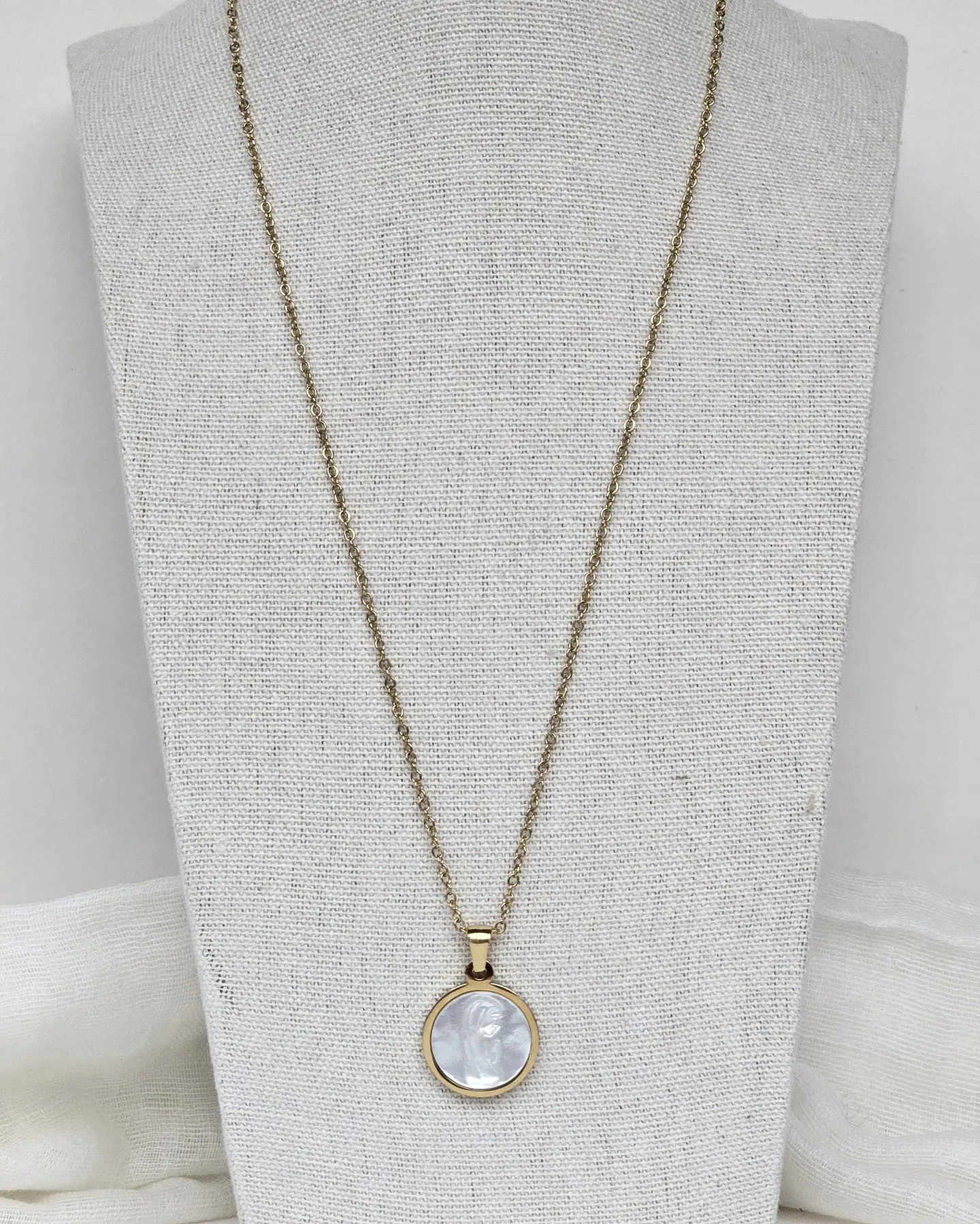 Collar virgen nacar 3