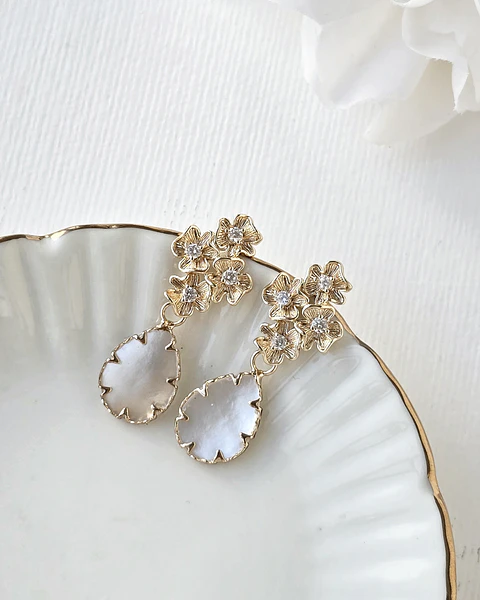 Aros cuatro flores con concha perla