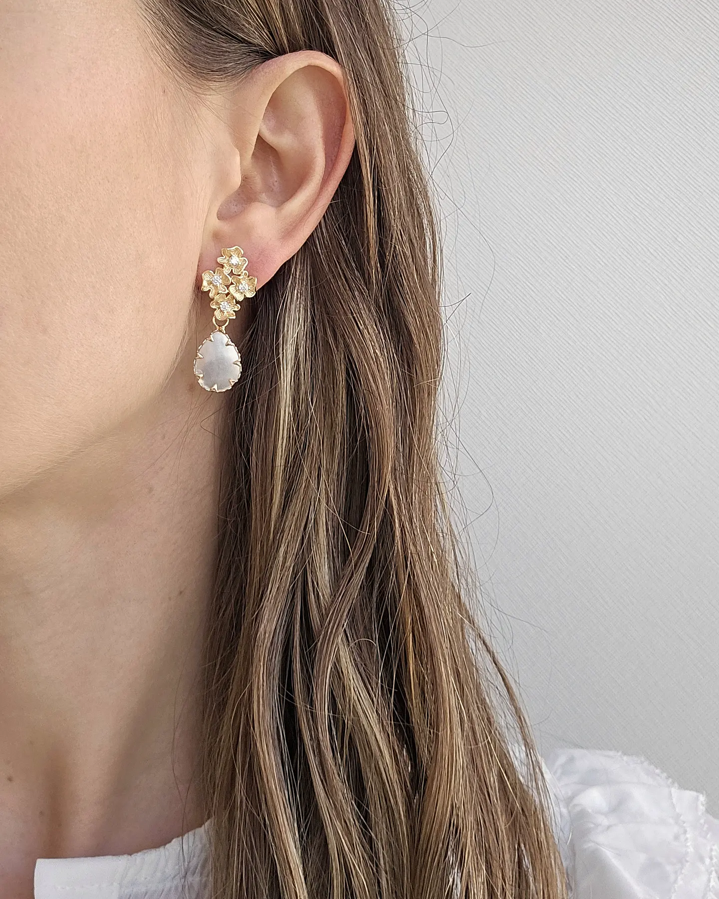 Aros cuatro flores con concha perla 3