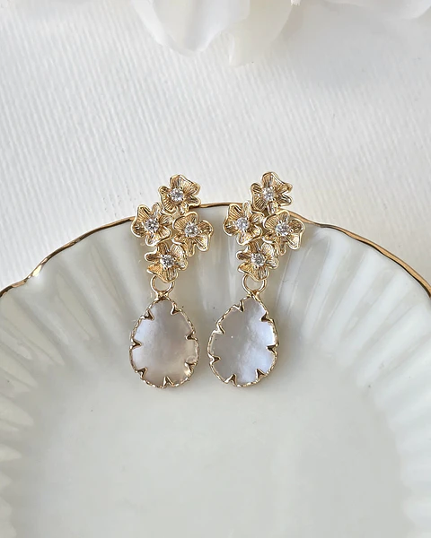 Aros cuatro flores con concha perla