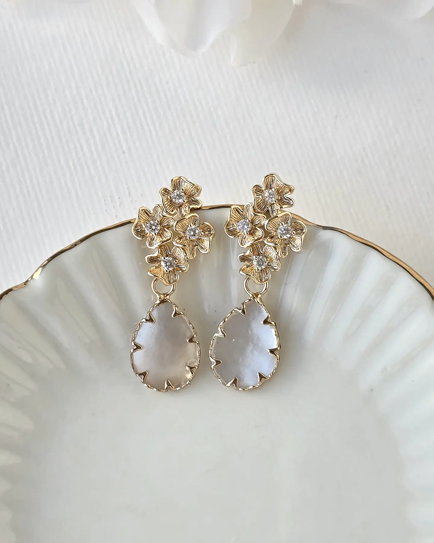 Aros cuatro flores con concha perla 2