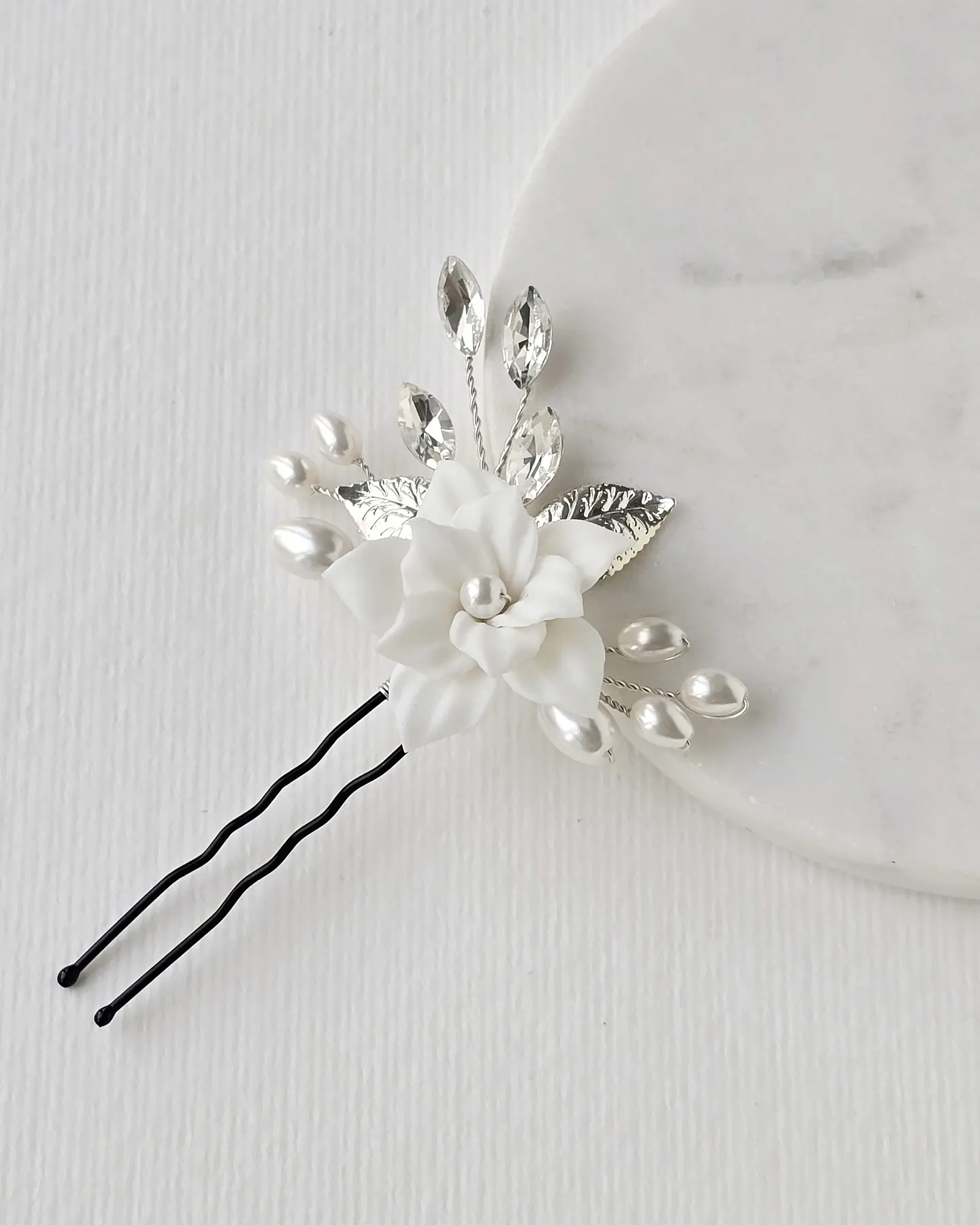 Pin de flor porcelana con hoja metálica silver 3