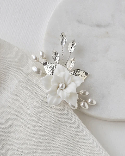 Pin de flor porcelana con hoja metálica silver