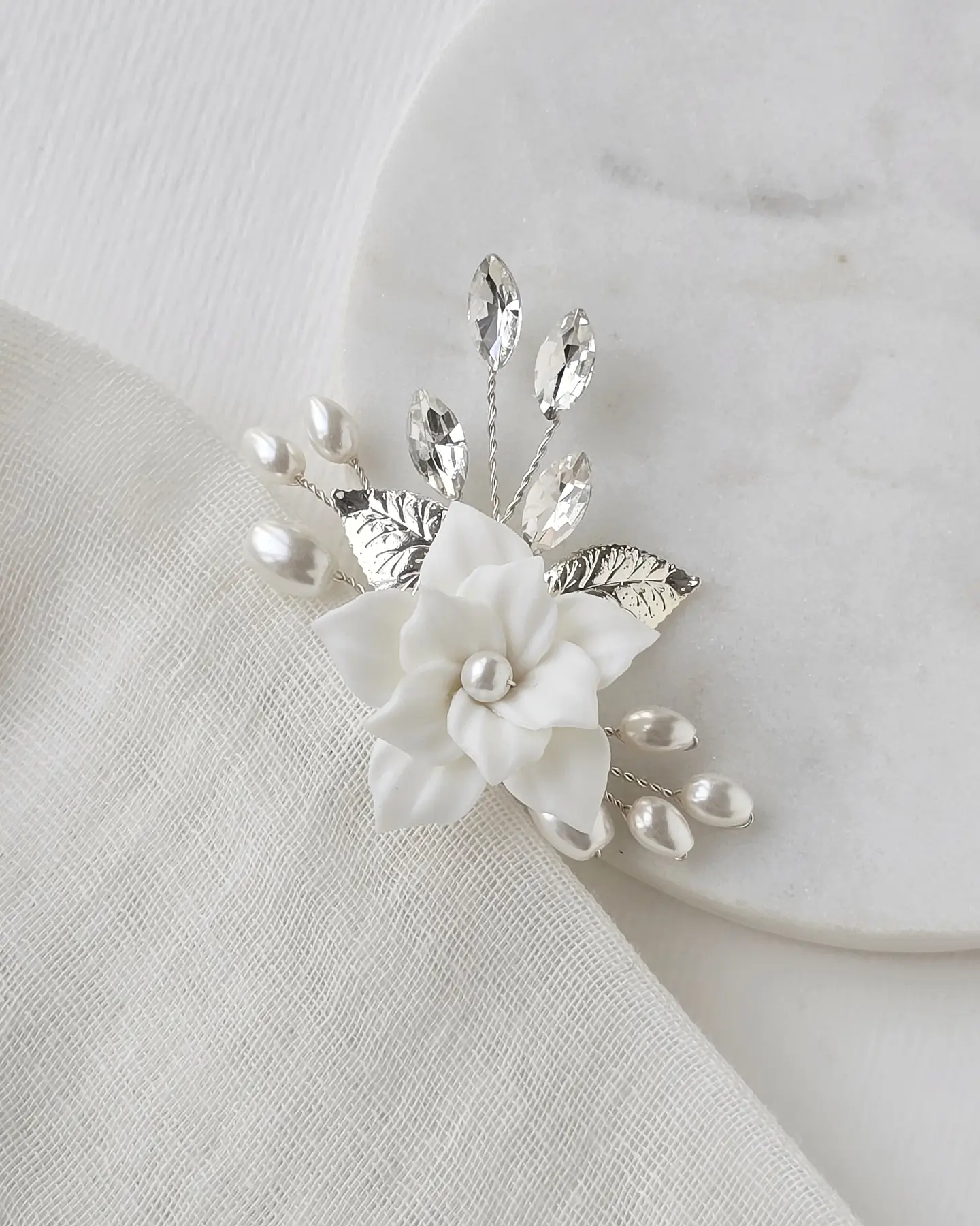 Pin de flor porcelana con hoja metálica silver 2