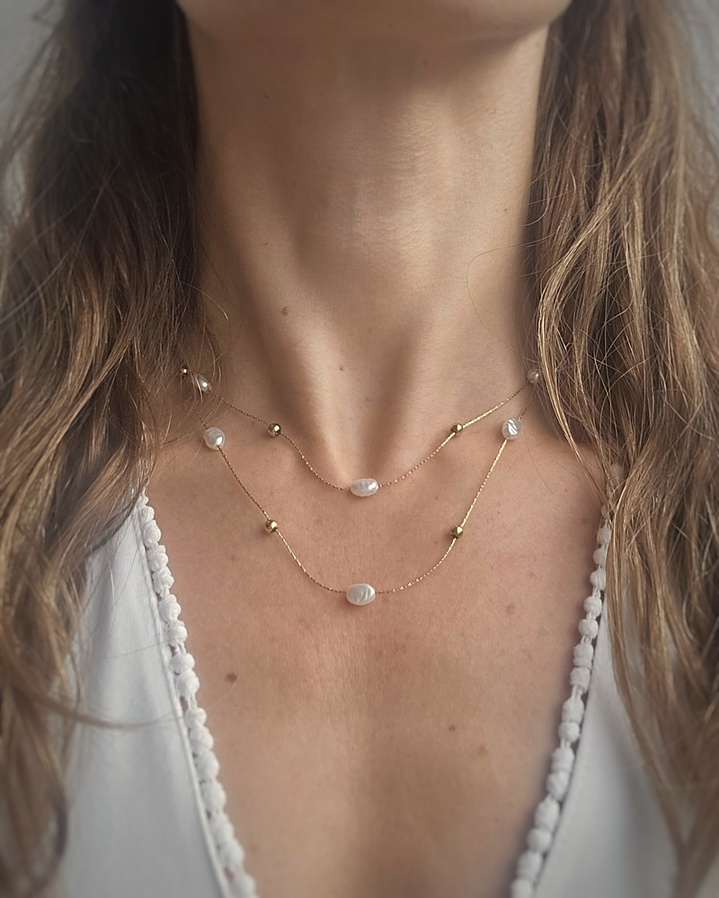 Collar doble de perlas y detalles dorados