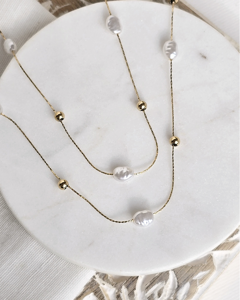 Collar doble de perlas y detalles dorados