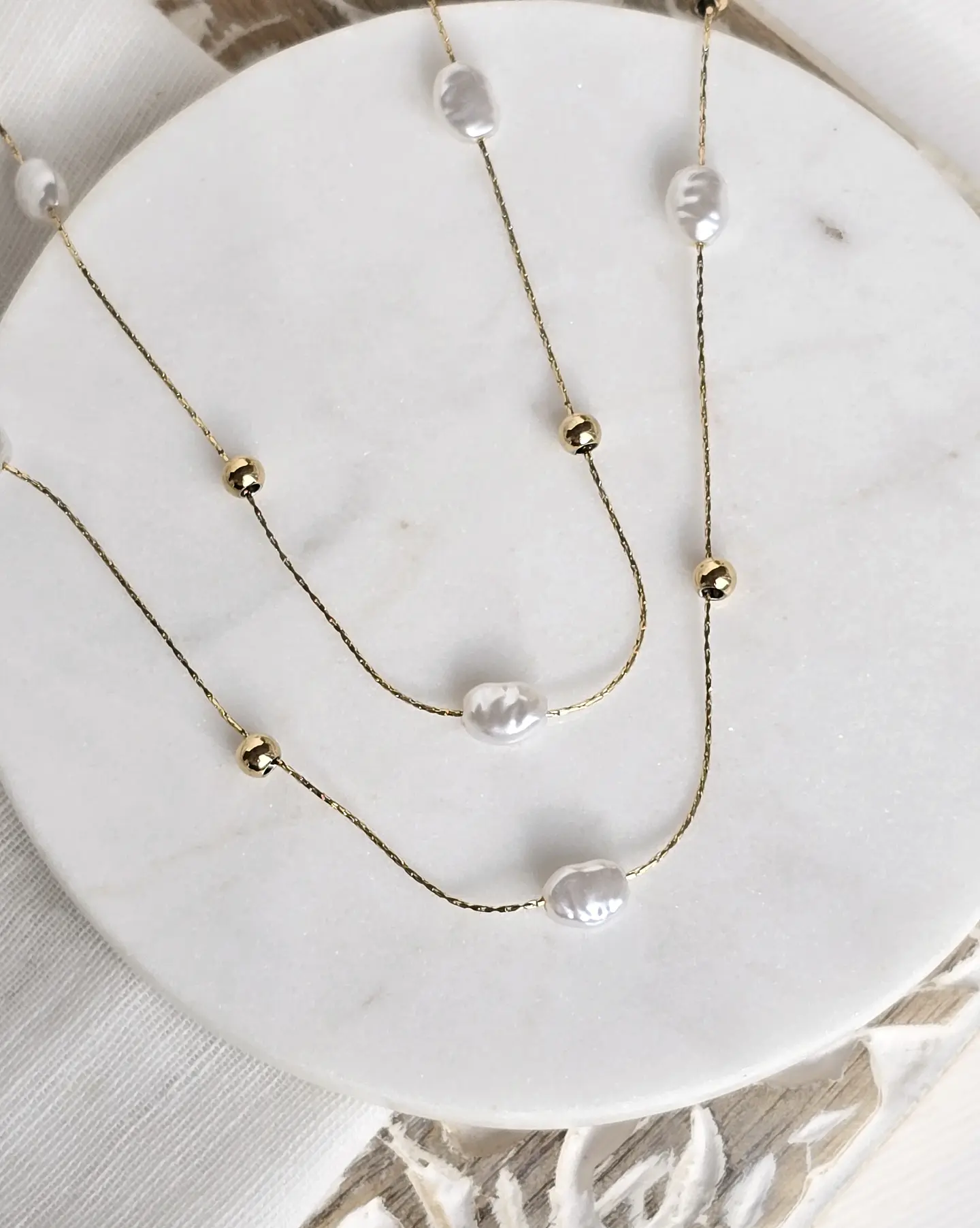 Collar doble de perlas y detalles dorados 3
