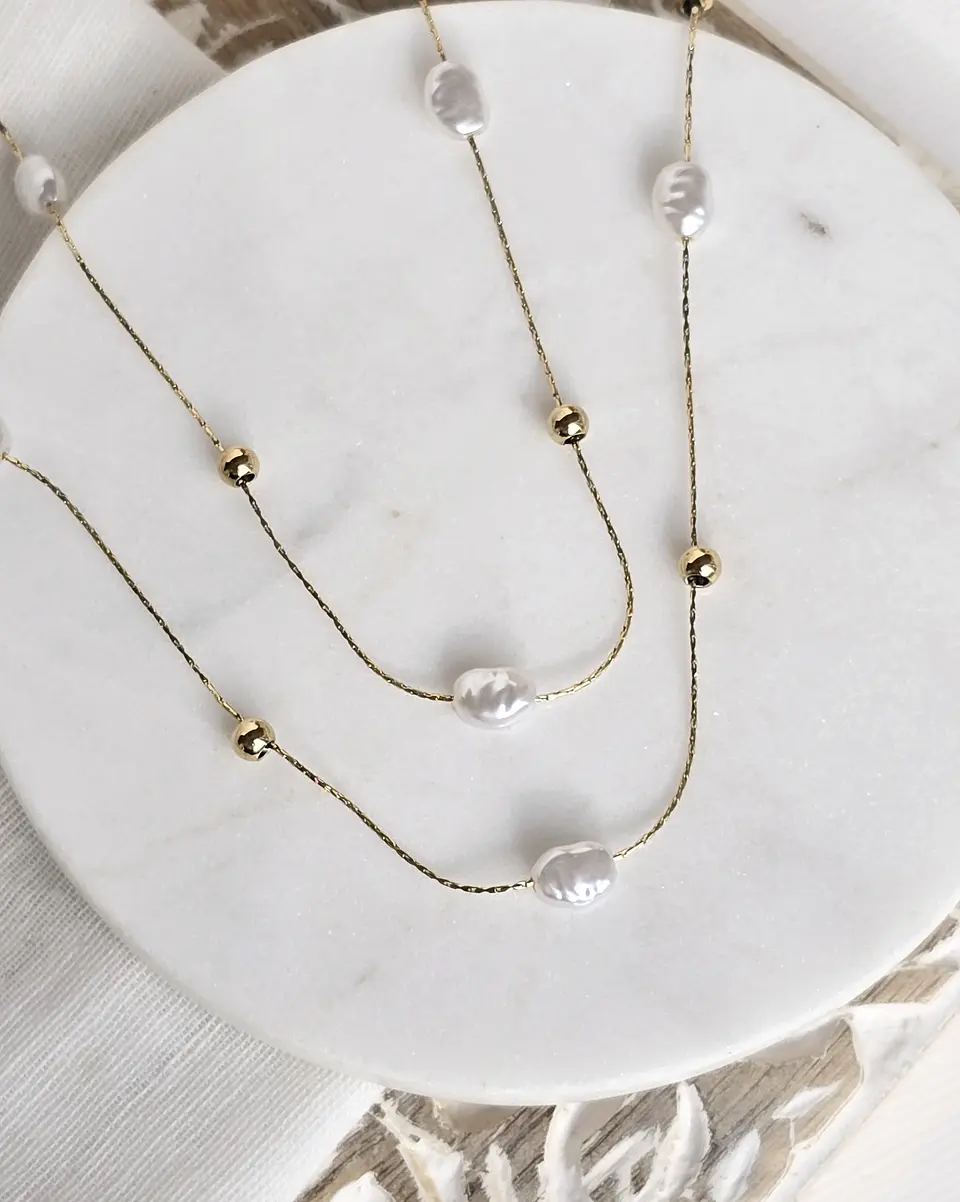 Collar doble de perlas y detalles dorados 3
