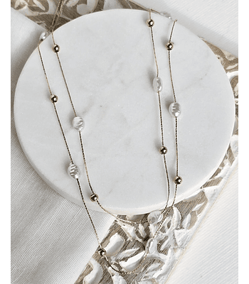 Collar doble de perlas y detalles dorados
