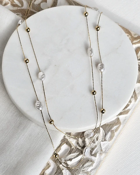 Collar doble de perlas y detalles dorados